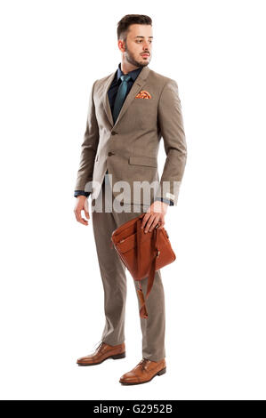 Les jeunes et l'excellent avocat posing on white background studio correspondant à la sac à main en cuir, ses souliers Banque D'Images