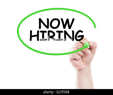 Maintenant l'embauche ou de recherche d'emploi concept faite par une main humaine tenant un marqueur sur la transparence du conseil d'effacement Banque D'Images