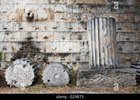 ATHÈNES, Grèce - le STOA d'Attalos est une récréation des années 1950 d'un long pavillon qui a été construit à l'origine autour de 150 av. J.-C. Il faisait partie de l'ancienne Agora (marché). Il abrite maintenant le Musée de l'ancienne Agora, qui comprend des objets d'argile, de bronze et de verre, des sculptures, des pièces de monnaie et des inscriptions du 7ème au 5ème siècle avant J.-C., ainsi que des poteries de la période byzantine et de la conquête turque. Banque D'Images