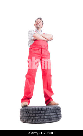 Hero shot de mécanicien confiant debout sur une roue d'un wagon isolé sur blanc Banque D'Images