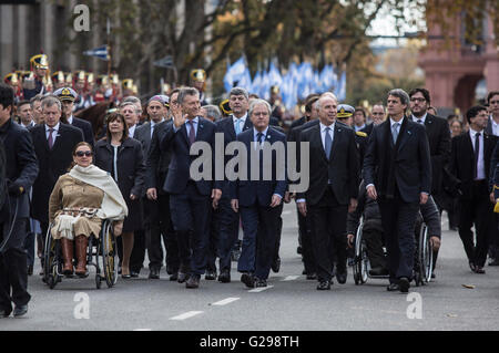 Buenos Aires, Argentine. 25 mai, 2016. Le Président de l'ARGENTINE Mauricio Macri (4e R Avant) horizons après avoir pris part à la célébration du Te Deum, le 206e anniversaire de la révolution "peut" à la place de Mai, en face de la Cathédrale Métropolitaine, à Buenos Aires, capitale de l'Argentine, le 25 mai 2016. L'Argentine a commencé la révolution "peuvent" le 25 mai 1810 et a annoncé l'indépendance en 1816. © Martin Zabala/Xinhua/Alamy Live News Banque D'Images