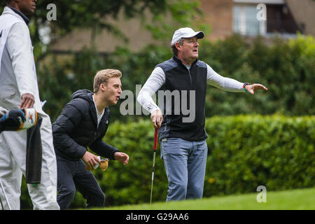 Wentworth, au Royaume-Uni. 25 mai, 2016. Piers Morgan célèbre après avoir coulé un monstre putt sur le 17ème green à Wentworth Crédit : David Betteridge/Alamy Live News Banque D'Images