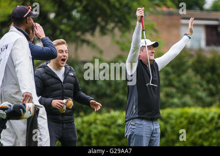 Wentworth, au Royaume-Uni. 25 mai, 2016. Piers Morgan célèbre après avoir coulé un monstre putt sur le 17ème green à Wentworth Crédit : David Betteridge/Alamy Live News Banque D'Images