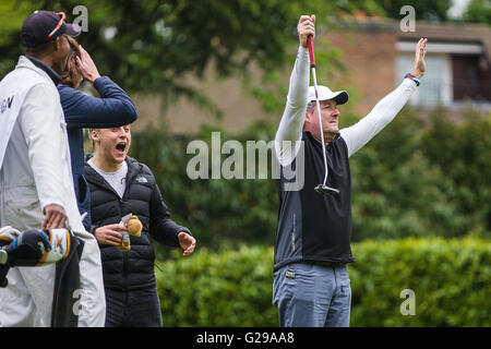 Wentworth, au Royaume-Uni. 25 mai, 2016. Piers Morgan célèbre après avoir coulé un monstre putt sur le 17ème green à Wentworth Crédit : David Betteridge/Alamy Live News Banque D'Images