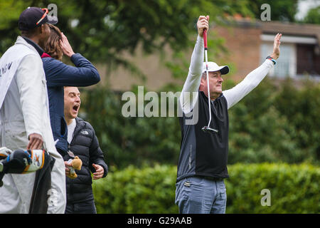 Wentworth, au Royaume-Uni. 25 mai, 2016. Piers Morgan célèbre après avoir coulé un monstre putt sur le 17ème green à Wentworth Crédit : David Betteridge/Alamy Live News Banque D'Images