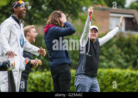 Wentworth, au Royaume-Uni. 25 mai, 2016. Piers Morgan célèbre après avoir coulé un monstre putt sur le 17ème green à Wentworth Crédit : David Betteridge/Alamy Live News Banque D'Images