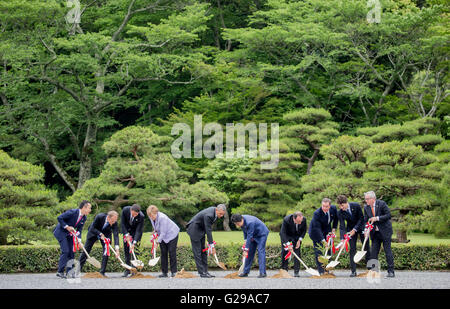 La chancelière allemande, Angela Merkel, planter un arbre dans le jardin de l'au sanctuaire d'Ise, le Japon d'Ise-Shima, 26 mai 2016. La photo montre Gouverneur de la Préfecture Mie, Eikei Suzuki (l-r), le président de l'UNION EUROPÉENNE, Donald Tusk, premier ministre de l'Italie Matteo Renzi, la chancelière allemande Angela Merkel, le président des États-Unis Barack Obama, le Premier ministre Shinzo Abe, Frances Président François Hollande, Grand Britains Premier ministre David Cameron, premier ministre du Canada, Justin Trudeau, ainsi que président de la Commission européenne, Jean-Claude Juncker. PHOTO : MICHAEL KAPPELER/dpa Banque D'Images
