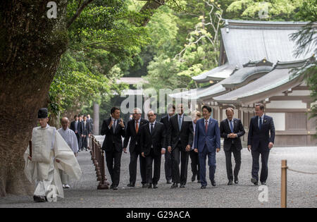 Le Japon, d'Ise-Shima. 26 mai, 2016. Les chefs de gouvernement du G7 en se promenant dans le jardin de la sanctuaire d'Ise, le Japon Ise-Shima dans, 26 mai 2016. Premier Ministre de l'Italie Matteo Renzi (l-r), Président de la Commission européenne Jean Claude Juncker, Frances Président François Hollande, président des États-Unis, Barack Obama, le Premier ministre Shinzo Abe, Premier Ministre du Canada, Justin Trudeau, la chancelière allemande Angela Merkel (CDU), Président de l'UE, Donald Tusk et Grand Britains Premier ministre David Cameron peut être vu à côté de l'autre. PHOTO : MICHAEL KAPPELER/dpa/Alamy Live News Banque D'Images