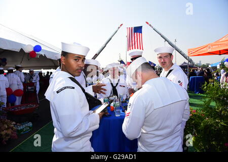 New York City, United States. 25 mai, 2016. Marin à Ft. Échantillon McHenry barbecue. La 28e Semaine annuelle de la flotte de NYC nous a apporté de la marine et les navires de la garde côtière à la Brooklyn Ferry Terminal dans Red Hook où les marins, guard & marines ont été accueillis avec animation, prix & plaques bbq copieux. Credit : Andy Katz/Pacific Press/Alamy Live News Banque D'Images