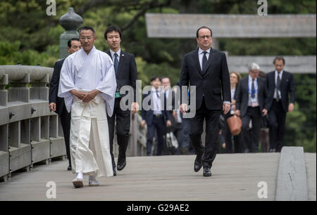 Le Japon, d'Ise-Shima. 26 mai, 2016. Frances Premier Ministre François Hollande arrivant dans le jardin de l'Ise-Shima dans le sanctuaire d'Ise, Japon, 26 mai 2016. Les chefs de gouvernement du G7 se réunissent à l'état d'un sommet d'Ise-Shima. PHOTO : MICHAEL KAPPELER/dpa/Alamy Live News Banque D'Images