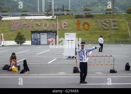 Le Japon, d'Ise-Shima. 26 mai, 2016. Un policier contrôlant le trafic dans le Japon, d'Ise-Shima, 26 mai 2016. Les chefs de gouvernement du G7 se réunissent à l'état d'un sommet d'Ise-Shima. PHOTO : MICHAEL KAPPELER/dpa/Alamy Live News Banque D'Images