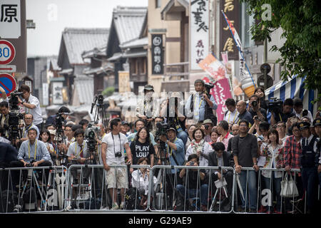 Le Japon, d'Ise-Shima. 26 mai, 2016. Les gens qui suivent l'arrivée des chefs de gouvernement du G7 membres au sanctuaire d'Ise au Japon, d'Ise-Shima, 26 mai 2016. Merkel participe au sommet des chefs de gouvernement du G7 membres d'Ise-Shima dans. PHOTO : MICHAEL KAPPELER/dpa/Alamy Live News Banque D'Images