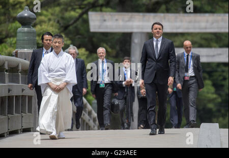 Le Japon, d'Ise-Shima. 26 mai, 2016. Premier Ministre de l'Italie Matteo Renzi arrivant dans le jardin de l'Ise-Shima dans le sanctuaire d'Ise, Japon, 26 mai 2016. Les chefs de gouvernement du G7 se réunissent à l'état d'un sommet d'Ise-Shima. PHOTO : MICHAEL KAPPELER/dpa/Alamy Live News Banque D'Images