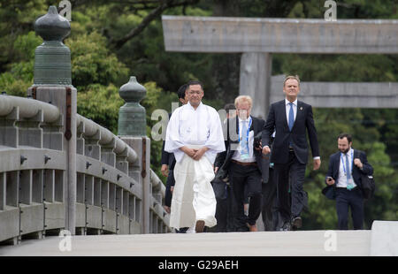 Le Japon, d'Ise-Shima. 26 mai, 2016. Le Président de l'Union européenne, Donald Tusk arrivant à le jardin de la sanctuaire d'Ise, le Japon Ise-Shima dans, 26 mai 2016. Les chefs de gouvernement du G7 se réunissent à l'état d'un sommet d'Ise-Shima. PHOTO : MICHAEL KAPPELER/dpa/Alamy Live News Banque D'Images