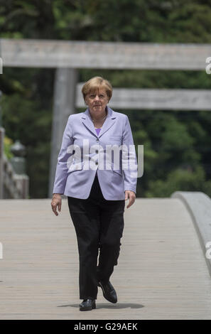 Le Japon, d'Ise-Shima. 26 mai, 2016. La chancelière allemande, Angela Merkel (CDU), en arrivant dans le jardin de l'Ise-Shima dans le sanctuaire d'Ise, Japon, 26 mai 2016. Merkel participe au sommet des chefs de gouvernement du G7 membres d'Ise-Shima dans. PHOTO : MICHAEL KAPPELER/dpa/Alamy Live News Banque D'Images