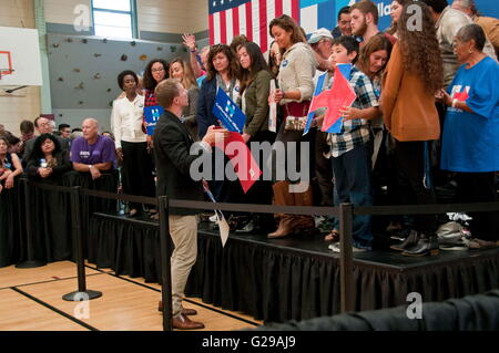 Salinas, Californie, USA. 25 mai, 2016. Hillary Clinton rassemblement à Salinas en Californie moins de 2 semaines avant la tenue d'élections démocratiques en Californie avant d'une foule hispanique. Jimmy Panetta a présenté Clinton et a reçu une approbation. Credit : Edite Haberman/ZUMA/Alamy Fil Live News Banque D'Images