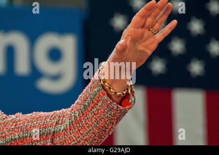 Salinas, Californie, USA. 25 mai, 2016. Hillary Clinton rassemblement à Salinas en Californie moins de 2 semaines avant la tenue d'élections démocratiques en Californie avant d'une foule hispanique. Jimmy Panetta a présenté Clinton et a reçu une approbation. Credit : Edite Haberman/ZUMA/Alamy Fil Live News Banque D'Images