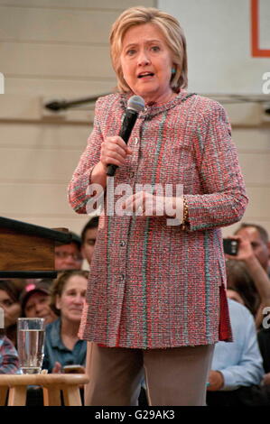 Salinas, Californie, USA. 25 mai, 2016. Hillary Clinton rassemblement à Salinas en Californie moins de 2 semaines avant la tenue d'élections démocratiques en Californie avant d'une foule hispanique. Jimmy Panetta a présenté Clinton et a reçu une approbation. Credit : Edite Haberman/ZUMA/Alamy Fil Live News Banque D'Images