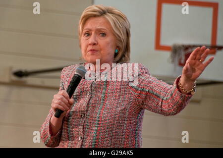 Salinas, Californie, USA. 25 mai, 2016. Hillary Clinton rassemblement à Salinas en Californie moins de 2 semaines avant la tenue d'élections démocratiques en Californie avant d'une foule hispanique. Jimmy Panetta a présenté Clinton et a reçu une approbation. Credit : Edite Haberman/ZUMA/Alamy Fil Live News Banque D'Images