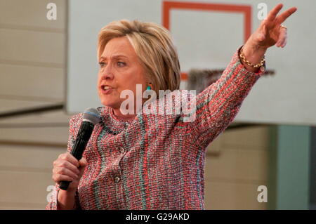 Salinas, Californie, USA. 25 mai, 2016. Hillary Clinton rassemblement à Salinas en Californie moins de 2 semaines avant la tenue d'élections démocratiques en Californie avant d'une foule hispanique. Jimmy Panetta a présenté Clinton et a reçu une approbation. Credit : Edite Haberman/ZUMA/Alamy Fil Live News Banque D'Images