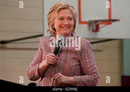 Salinas, Californie, USA. 25 mai, 2016. Hillary Clinton rassemblement à Salinas en Californie moins de 2 semaines avant la tenue d'élections démocratiques en Californie avant d'une foule hispanique. Jimmy Panetta a présenté Clinton et a reçu une approbation. Credit : Edite Haberman/ZUMA/Alamy Fil Live News Banque D'Images