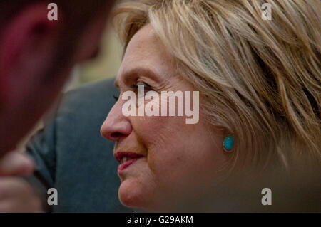 Salinas, Californie, USA. 25 mai, 2016. Hillary Clinton rassemblement à Salinas en Californie moins de 2 semaines avant la tenue d'élections démocratiques en Californie avant d'une foule hispanique. Jimmy Panetta a présenté Clinton et a reçu une approbation. Credit : Edite Haberman/ZUMA/Alamy Fil Live News Banque D'Images