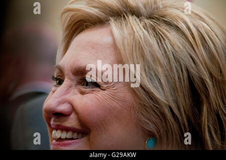 Salinas, Californie, USA. 25 mai, 2016. Hillary Clinton rassemblement à Salinas en Californie moins de 2 semaines avant la tenue d'élections démocratiques en Californie avant d'une foule hispanique. Jimmy Panetta a présenté Clinton et a reçu une approbation. Credit : Edite Haberman/ZUMA/Alamy Fil Live News Banque D'Images