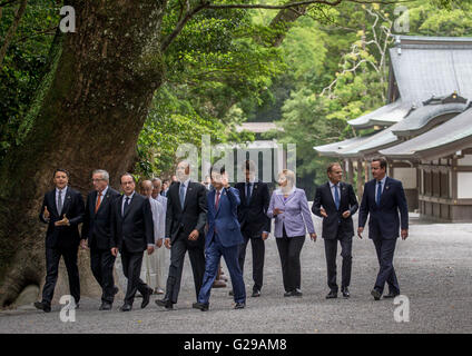 Le Japon, d'Ise-Shima. 26 mai, 2016. Les chefs de gouvernement du G7 en se promenant dans le jardin de la sanctuaire d'Ise, le Japon Ise-Shima dans, 26 mai 2016. Premier Ministre de l'Italie Matteo Renzi (l-r), Président de la Commission européenne Jean Claude Juncker, Frances Président François Hollande, président des États-Unis, Barack Obama, le Premier ministre Shinzo Abe, Premier Ministre du Canada, Justin Trudeau, la chancelière allemande Angela Merkel (CDU), Président de l'UE, Donald Tusk et Grand Britains Premier ministre David Cameron peut être vu à côté de l'autre. PHOTO : MICHAEL KAPPELER/dpa/Alamy Live News Banque D'Images