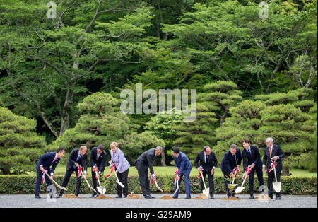 La chancelière allemande, Angela Merkel, planter un arbre dans le jardin de l'au sanctuaire d'Ise, le Japon d'Ise-Shima, 26 mai 2016. La photo montre Gouverneur de la Préfecture Mie, Eikei Suzuki (l-r), le président de l'UNION EUROPÉENNE, Donald Tusk, premier ministre de l'Italie Matteo Renzi, la chancelière allemande Angela Merkel, le président des États-Unis Barack Obama, le Premier ministre Shinzo Abe, Frances Président François Hollande, Grand Britains Premier ministre David Cameron, premier ministre du Canada, Justin Trudeau, ainsi que président de la Commission européenne, Jean-Claude Juncker. PHOTO : MICHAEL KAPPELER/dpa Banque D'Images