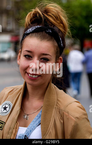 Tayside, Dundee, Ecosse, Royaume-Uni. 26 mai 2016. Une femme polonaise dans le centre-ville de Dundee tenant un panneau d'affichage bon déjeuner traite servis au restaurant turc Antalia. Credit : Dundee Photographics / Alamy Live News Banque D'Images