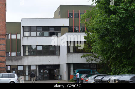 Oldenburg, Allemagne. 26 mai, 2016. Les voitures sont garées en face d'un accueil des réfugiés dans une ancienne école de formation professionnelle à Oldenburg, Allemagne, 26 mai 2016. A neuf ans, jeune garçon réfugié a été abusé sexuellement et gravement blessé par un jeune de 17 ans dans la maison. Le procureur de district a révélé qu'un mandat d'arrêt a été émis pour l'auteur présumé, aussi un réfugié. Photo : Carmen Jaspersen/dpa/Alamy Live News Banque D'Images