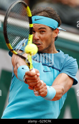 Paris, France. 26 mai, 2016. Rafael Nadal de l'Espagne au cours de la concurrence masculine deuxième tour contre Facundo Bagnis de l'Argentine à l'Open de France 2016 Tournoi de tennis de Roland Garros à Paris, France, le 26 mai 2016. Nadal a gagné 3-0. Credit : Ye Pingfan/Xinhua/Alamy Live News Banque D'Images