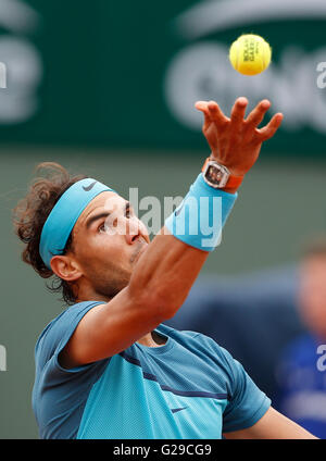 Paris, France. 26 mai, 2016. Rafael Nadal de l'Espagne au cours de la concurrence masculine deuxième tour contre Facundo Bagnis de l'Argentine au jour 5 de l'année 2016 Tournoi de tennis français à Roland Garros à Paris, France, le 26 mai 2016. Nadal a gagné 3-0. Credit : Ye Pingfan/Xinhua/Alamy Live News Banque D'Images