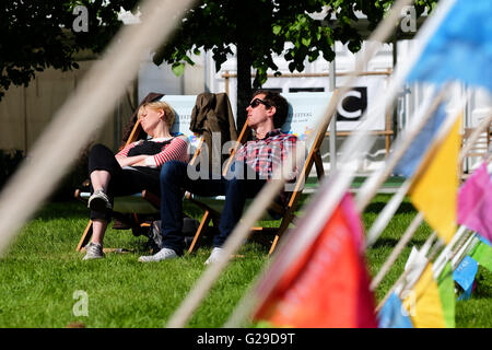 Hay Festival, Hay-on-Wye, au Pays de Galles, Royaume-Uni, mai 2016. Jour d'ouverture pour cette années et littéraires arts festival qui se déroule jusqu'au 5 juin. Le soleil perce en fin d'après-midi le jour d'ouverture à Hay en donnant aux visiteurs la possibilité de profiter du soleil. Banque D'Images