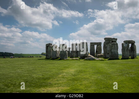 Stonehenge, Wiltshire, Royaume-Uni. 26 mai, 2016. Une magnifique journée à Stonehenge attire beaucoup de visiteurs. Crédit : Paul Chambers/Alamy Live News Banque D'Images