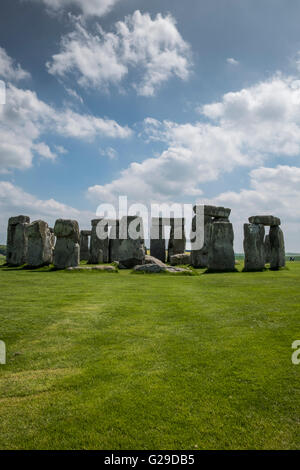 Stonehenge, Wiltshire, Royaume-Uni. 26 mai, 2016. Une magnifique journée à Stonehenge attire beaucoup de visiteurs. Crédit : Paul Chambers/Alamy Live News Banque D'Images