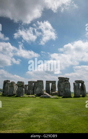 Stonehenge, Wiltshire, Royaume-Uni. 26 mai, 2016. Une magnifique journée à Stonehenge attire beaucoup de visiteurs. Crédit : Paul Chambers/Alamy Live News Banque D'Images