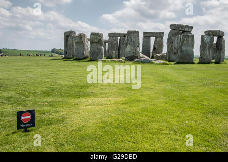 Stonehenge, Wiltshire, Royaume-Uni. 26 mai, 2016. Une magnifique journée à Stonehenge attire beaucoup de visiteurs. Crédit : Paul Chambers/Alamy Live News Banque D'Images