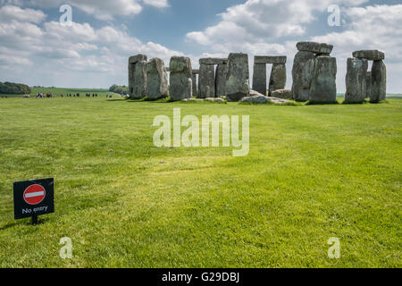 Stonehenge, Wiltshire, Royaume-Uni. 26 mai, 2016. Une magnifique journée à Stonehenge attire beaucoup de visiteurs. Crédit : Paul Chambers/Alamy Live News Banque D'Images