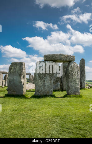 Stonehenge, Wiltshire, Royaume-Uni. 26 mai, 2016. Une magnifique journée à Stonehenge attire beaucoup de visiteurs. Crédit : Paul Chambers/Alamy Live News Banque D'Images