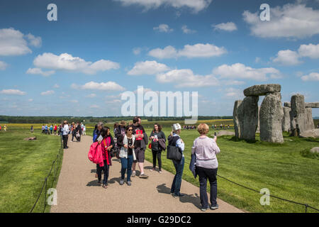 Stonehenge, Wiltshire, Royaume-Uni. 26 mai, 2016. Une magnifique journée à Stonehenge attire beaucoup de visiteurs. Crédit : Paul Chambers/Alamy Live News Banque D'Images