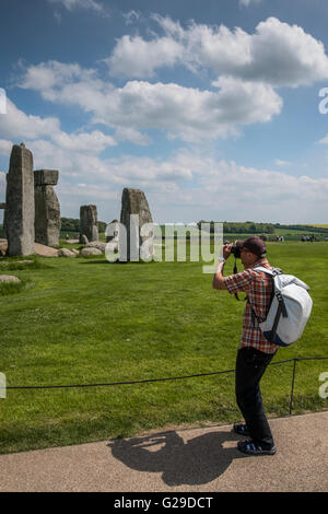 Stonehenge, Wiltshire, Royaume-Uni. 26 mai, 2016. Une magnifique journée à Stonehenge attire beaucoup de visiteurs. Crédit : Paul Chambers/Alamy Live News Banque D'Images