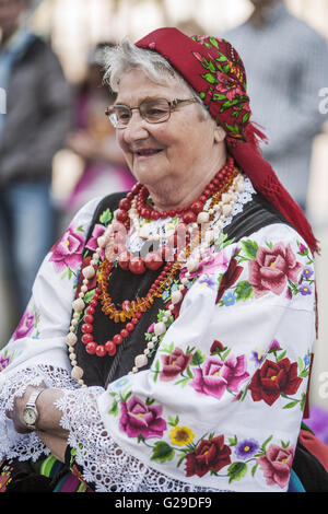 Lowicz, Lodzkie, Pologne. 26 mai, 2016. Vieille Femme en costumes traditionnels polonais au cours de la fête du Corpus Christi, (Boze Cialo), dans la région de Lowicz, Pologne. © Celestino Arce/ZUMA/Alamy Fil Live News Banque D'Images