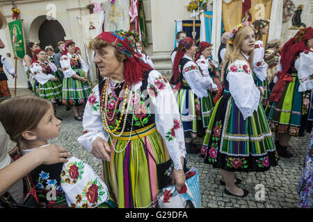 Lowicz, Lodzkie, Pologne. 26 mai, 2016. Les femmes en costumes traditionnels polonais au cours de la fête du Corpus Christi, (Boze Cialo), dans la région de Lowicz, Pologne. © Celestino Arce/ZUMA/Alamy Fil Live News Banque D'Images