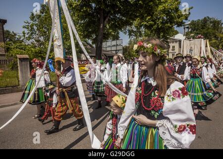 Lowicz, Lodzkie, Pologne. 26 mai, 2016. En mars les costumes traditionnels polonais au cours de la fête du Corpus Christi, (Boze Cialo), dans la région de Lowicz, Pologne. © Celestino Arce/ZUMA/Alamy Fil Live News Banque D'Images