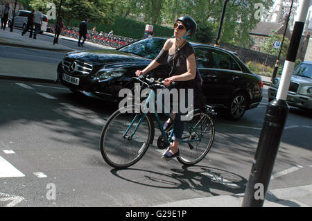 Londres, Royaume-Uni, 26 mai 2016, les Londoniens profiter de soleil comme des approches de la Banque mondiale. Credit : JOHNNY ARMSTEAD/Alamy Live News Banque D'Images