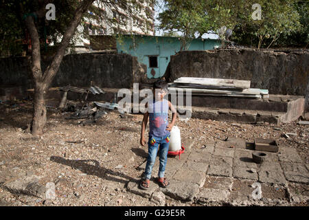 Mumbai, Inde. 26 mai, 2016. Un jeune garçon pose à l'intérieur du château fort à l'intérieur Riwa abandonnés les bidonvilles de dharavi à Bombay, Inde. Credit : Chirag Wakaskar/Alamy Live News Banque D'Images