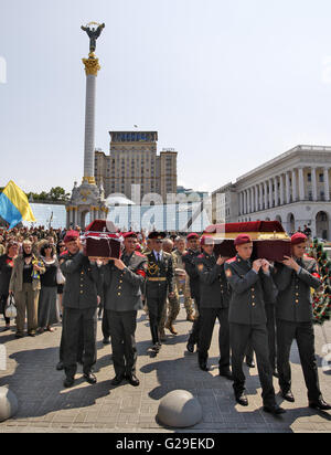 Kiev, Ukraine. 26 mai, 2016. Les soldats ukrainiens transportent les cercueils pendant la cérémonie funéraire de deux chasseurs de la 'Aydar' Bataillon des volontaires et Kulyba Nikolay Sergey Baula, qui ont été tués dans le conflit de l'Est de l'Ukraine, à la place de l'Indépendance à Kiev. Credit : Vasyl Shevchenko/Pacific Press/Alamy Live News Banque D'Images