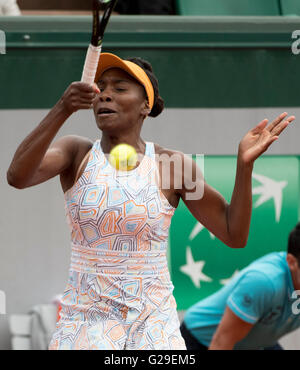 26 mai 2016 : Venus Williams (USA) bat Louisa Chirico (USA) 6-2, 6-1, à Roland Garros qui se joue au Stade Roland Garros à Paris, . ©Leslie Billman/Tennisclix/CSM Banque D'Images