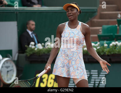 26 mai 2016 : Venus Williams (USA) bat Louisa Chirico (USA) 6-2, 6-1, à Roland Garros qui se joue au Stade Roland Garros à Paris, . ©Leslie Billman/Tennisclix/CSM Banque D'Images